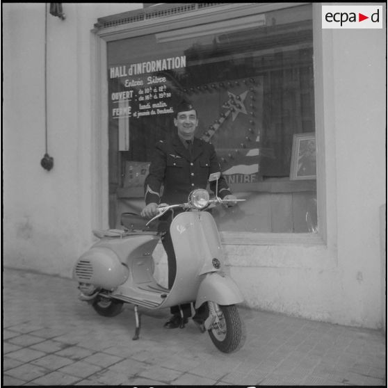 Un aviateur devant le siège du journal Le Bled à Alger avec son scooter. [Description en cours]