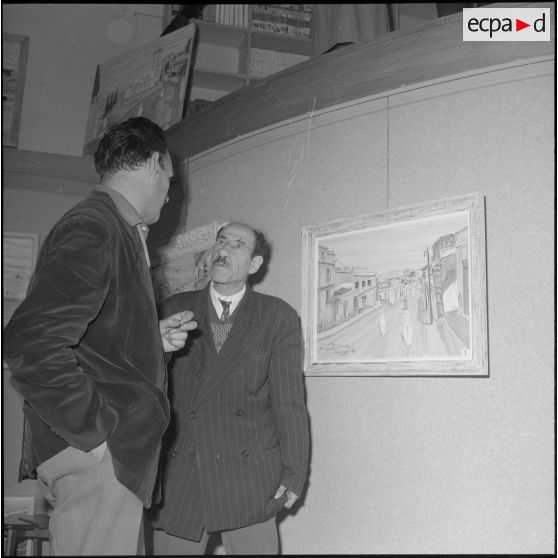 Visite d'une exposition de tableaux. [Description en cours]