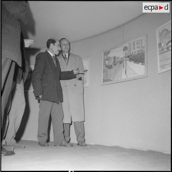 Visite d'une exposition de tableaux. [Description en cours]