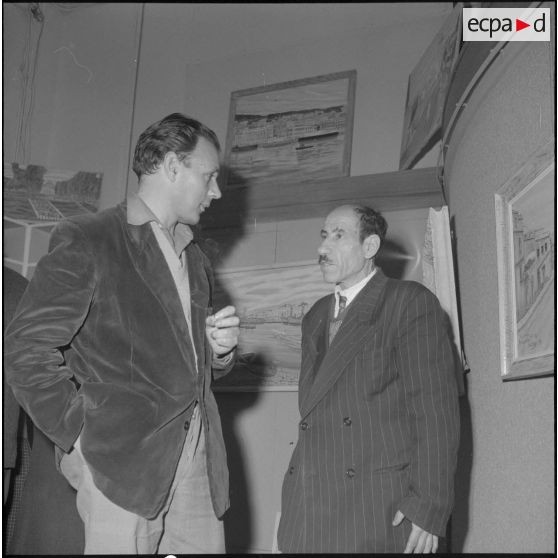 Visite d'une exposition de tableaux. [Description en cours]