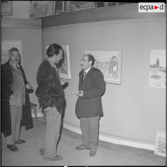 Visite d'une exposition de tableaux. [Description en cours]