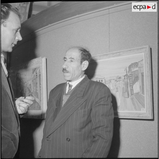 Visite d'une exposition de tableaux. [Description en cours]