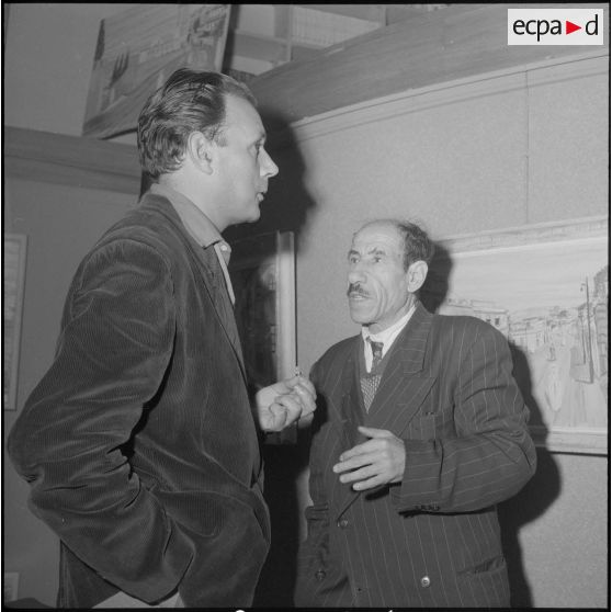 Visite d'une exposition de tableaux. [Description en cours]