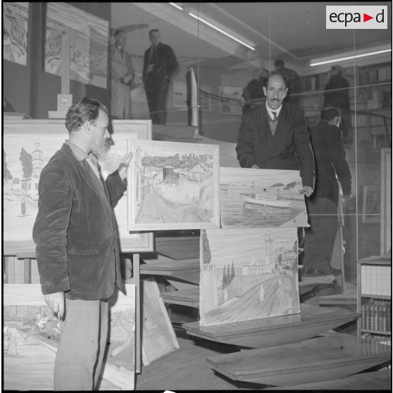 Visite d'une exposition de tableaux. [Description en cours]