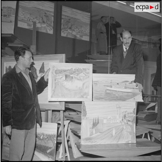 Visite d'une exposition de tableaux. [Description en cours]