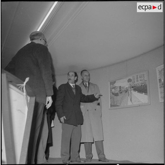 Visite d'une exposition de tableaux. [Description en cours]