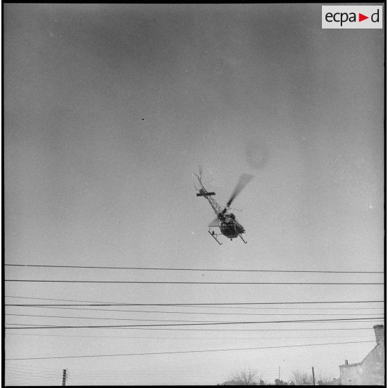 Un hélicoptère en vol. [Description en cours]