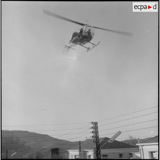 Un hélicoptère en vol. [Description en cours]