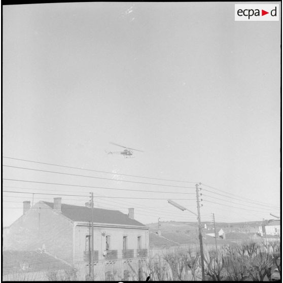 Un hélicoptère en vol. [Description en cours]