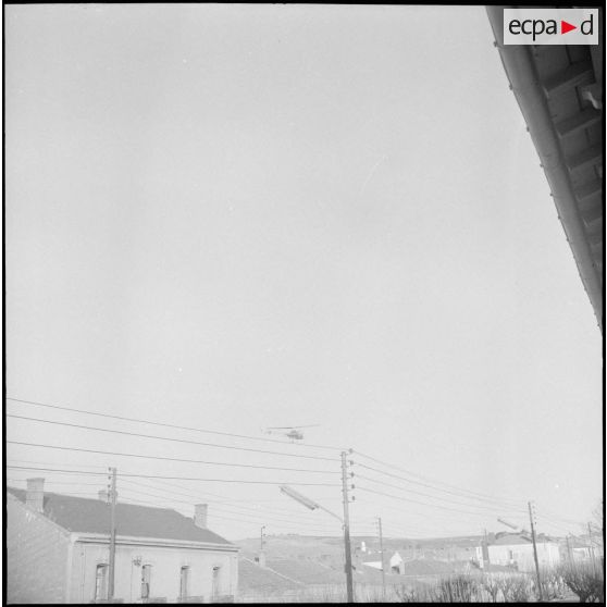 Un hélicoptère en vol. [Description en cours]