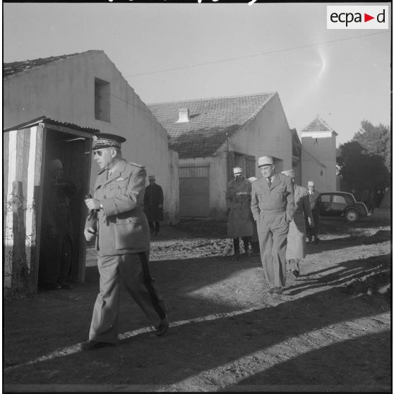 Vie quotidienne militaire et visite d'une personnalité. [Description en cours]