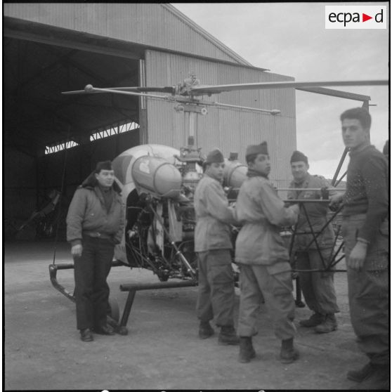 Une base d'hélicoptères. [Description en cours]