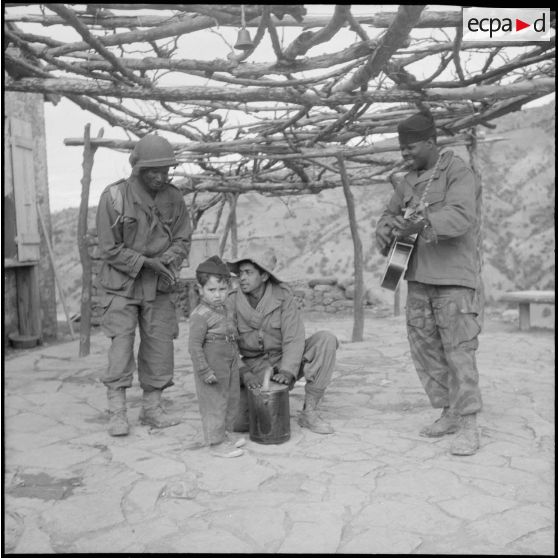 Le 2/11e RIC à Adekar. [Description en cours]