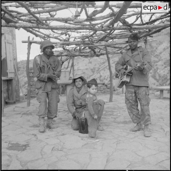 Le 2/11e RIC à Adekar. [Description en cours]