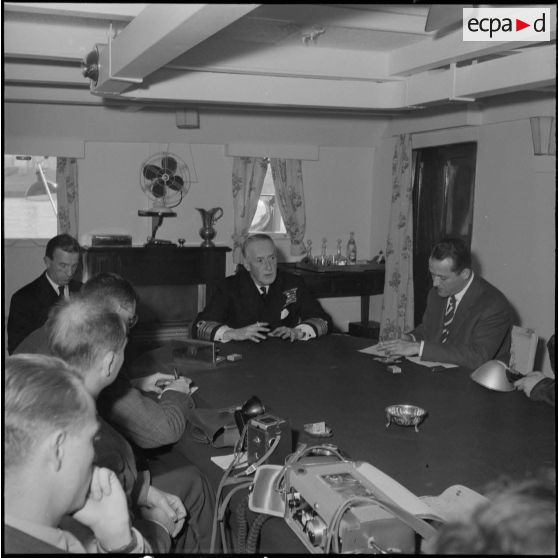 Conférence de presse d'un amiral britannique. [Description en cours]