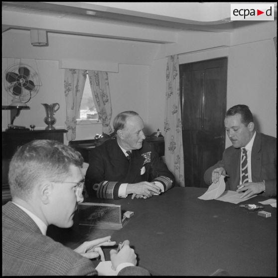 Conférence de presse d'un amiral britannique. [Description en cours]