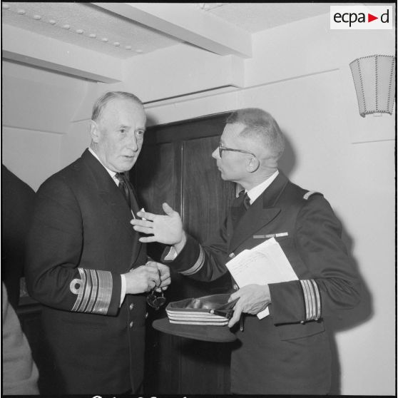 Conférence de presse d'un amiral britannique. [Description en cours]