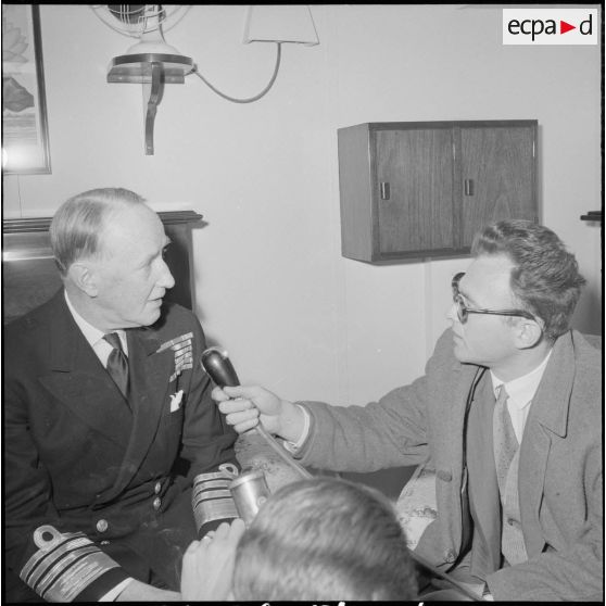 Conférence de presse d'un amiral britannique. [Description en cours]