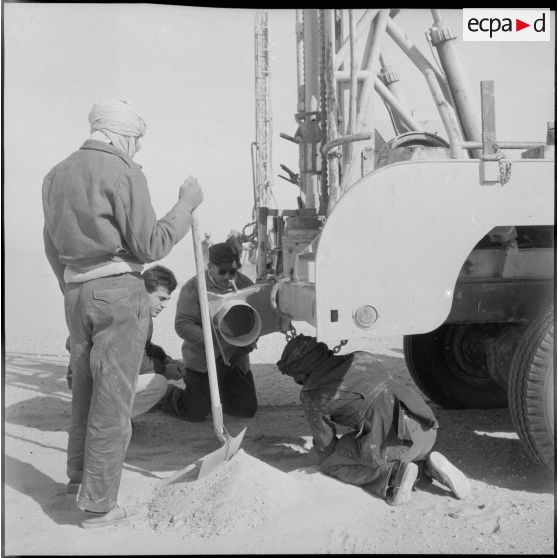 Les pétroliers du Tanezrouft. [Description en cours]