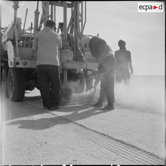 Les pétroliers du Tanezrouft. [Description en cours]