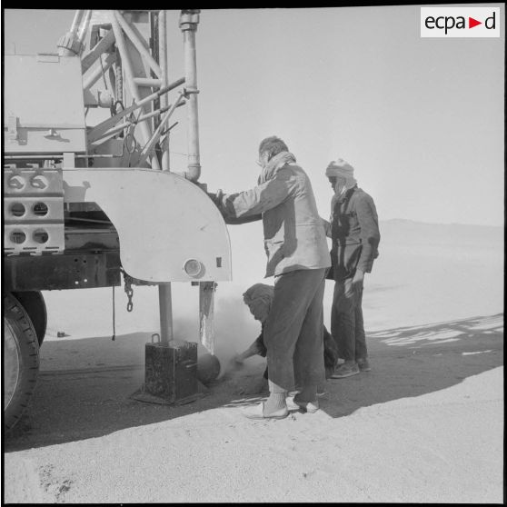 Les pétroliers du Tanezrouft. [Description en cours]
