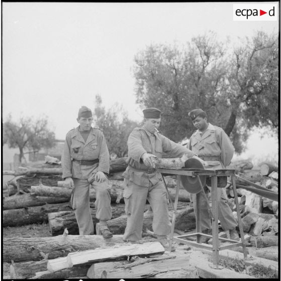 Coupage de bois dans une scierie. [Description en cours]