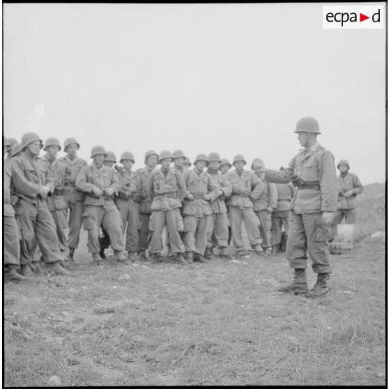 Entraînement au bazooka. [Description en cours]