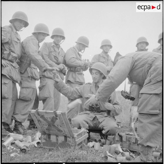 Entraînement au bazooka. [Description en cours]