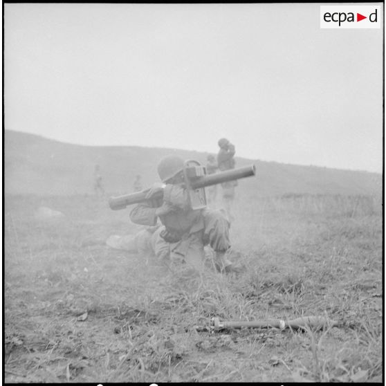 Entraînement au bazooka. [Description en cours]