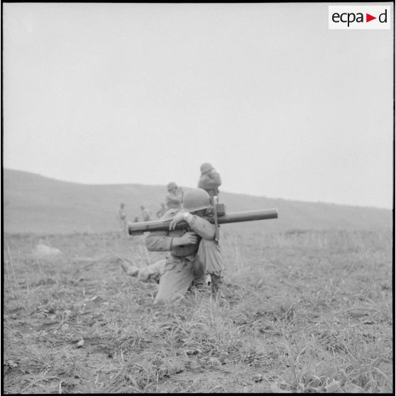Entraînement au bazooka. [Description en cours]
