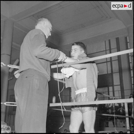 Demi-finale et finale interarmes de boxe d'Afrique du Nord. [Description en cours]