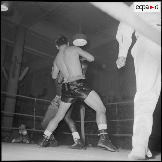 Demi-finale et finale interarmes de boxe d'Afrique du Nord. [Description en cours]