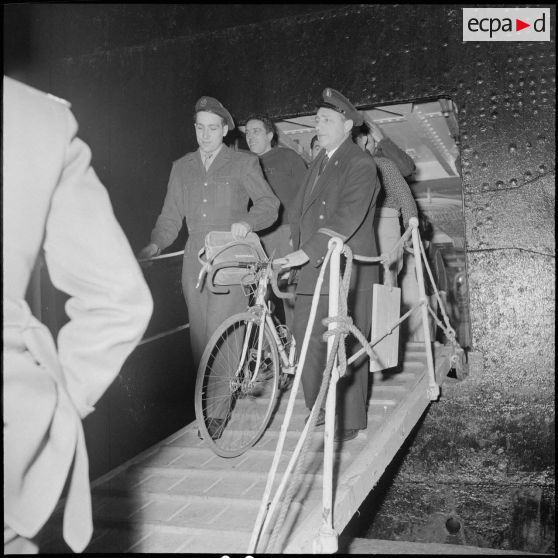 Arrivée à Alger du champion cycliste Roger Rivière, caporal au bataillon de Joinville. [Description en cours]