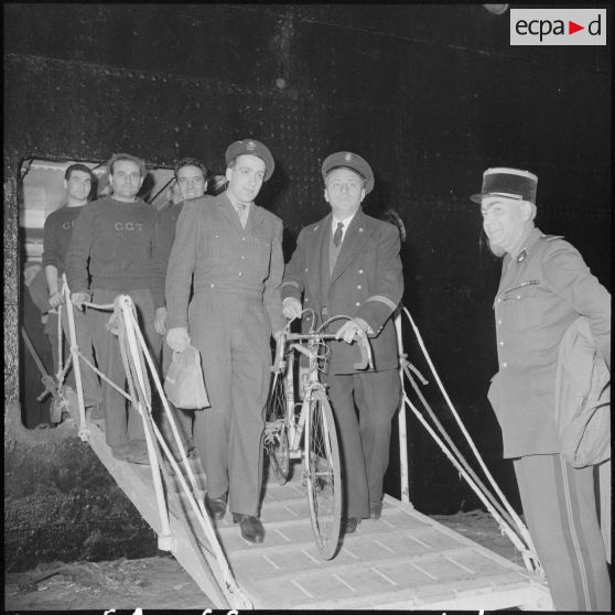 Arrivée à Alger du champion cycliste Roger Rivière, caporal au bataillon de Joinville. [Description en cours]