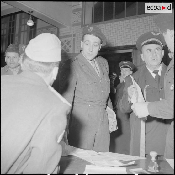 Arrivée à Alger du champion cycliste Roger Rivière, caporal au bataillon de Joinville. [Description en cours]