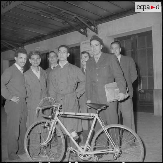 Arrivée à Alger du champion cycliste Roger Rivière, caporal au bataillon de Joinville. [Description en cours]