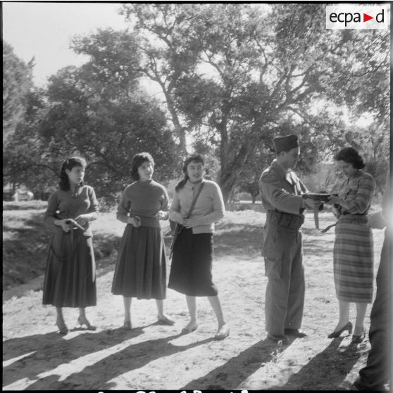 Entraînement féminin au tir. [Description en cours]