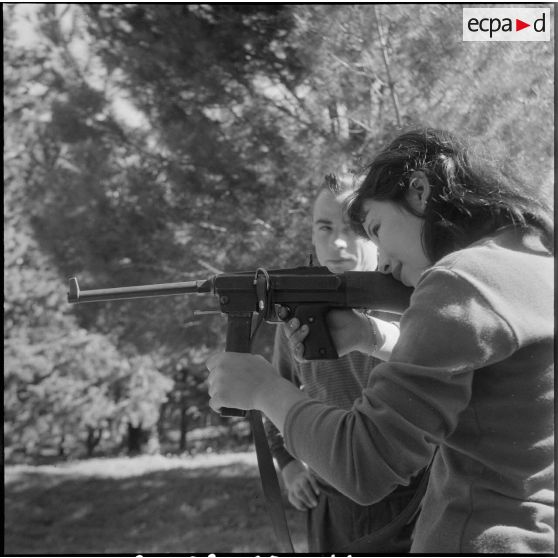 Entraînement féminin au tir. [Description en cours]