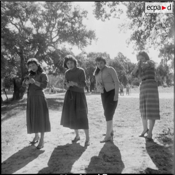 Entraînement féminin au tir. [Description en cours]