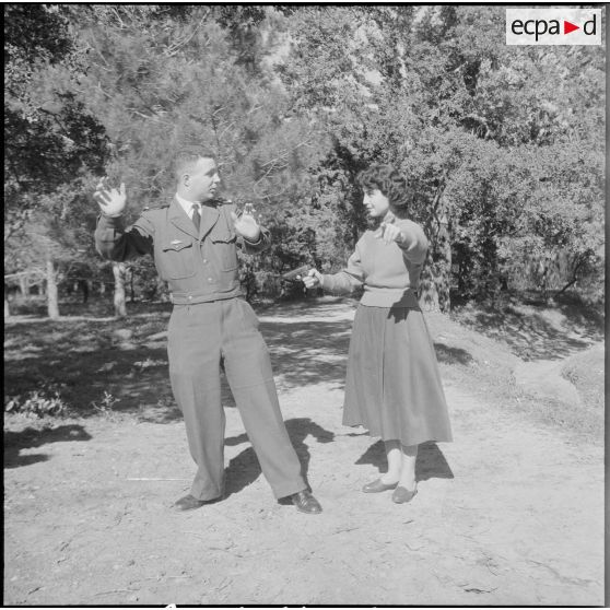 Entraînement féminin au tir. [Description en cours]