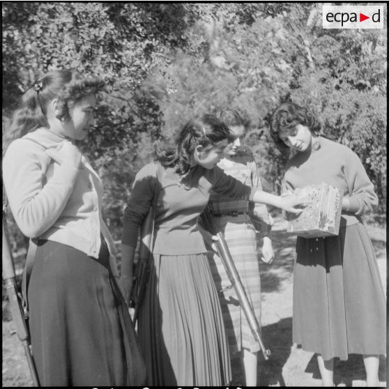 Entraînement féminin au tir. [Description en cours]