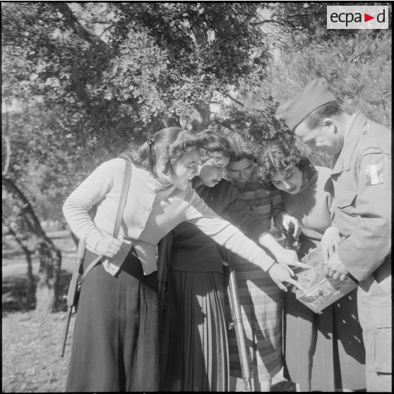 Entraînement féminin au tir. [Description en cours]