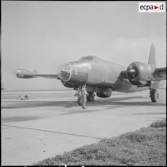 Un Lockheed Neptune sur un terrain d’aviation. [Description en cours]