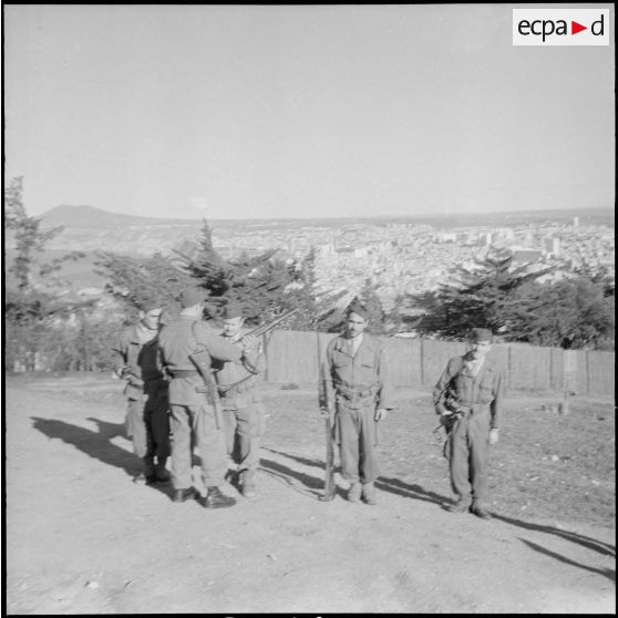 Unités territoriales à Oran. [Description en cours]