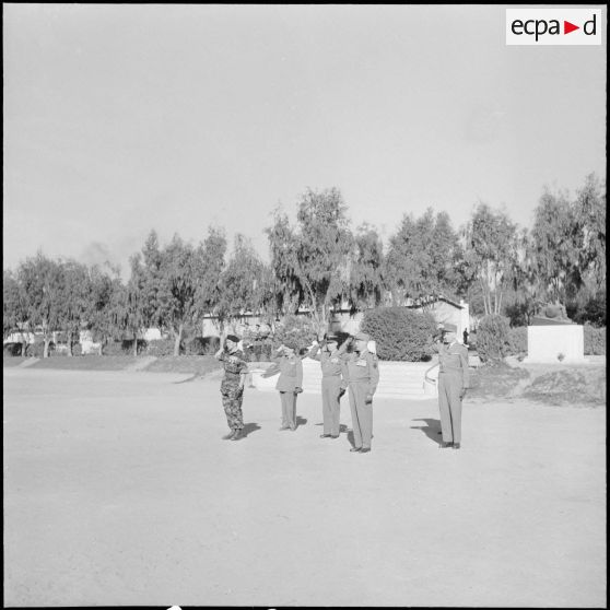 Visite du général Raoul Salan au commando vietnamien. [Description en cours]