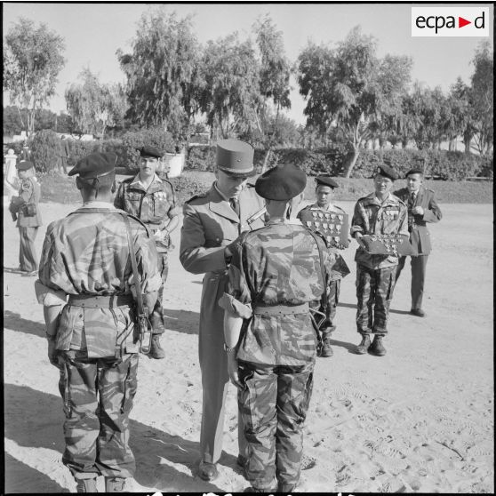 Visite du général Raoul Salan au commando vietnamien. [Description en cours]