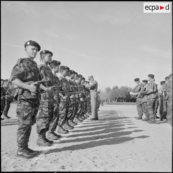 Visite du général Raoul Salan au commando vietnamien. [Description en cours]