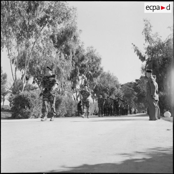 Visite du général Raoul Salan au commando vietnamien. [Description en cours]