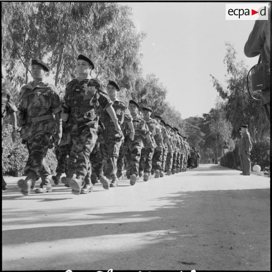 Visite du général Raoul Salan au commando vietnamien. [Description en cours]