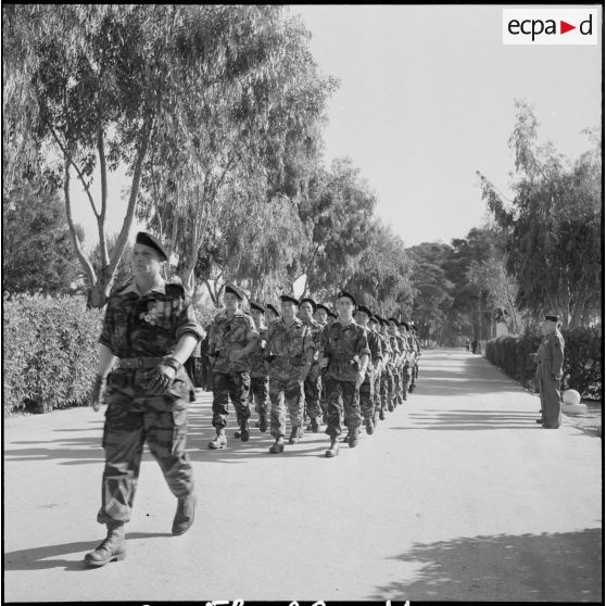 Visite du général Raoul Salan au commando vietnamien. [Description en cours]